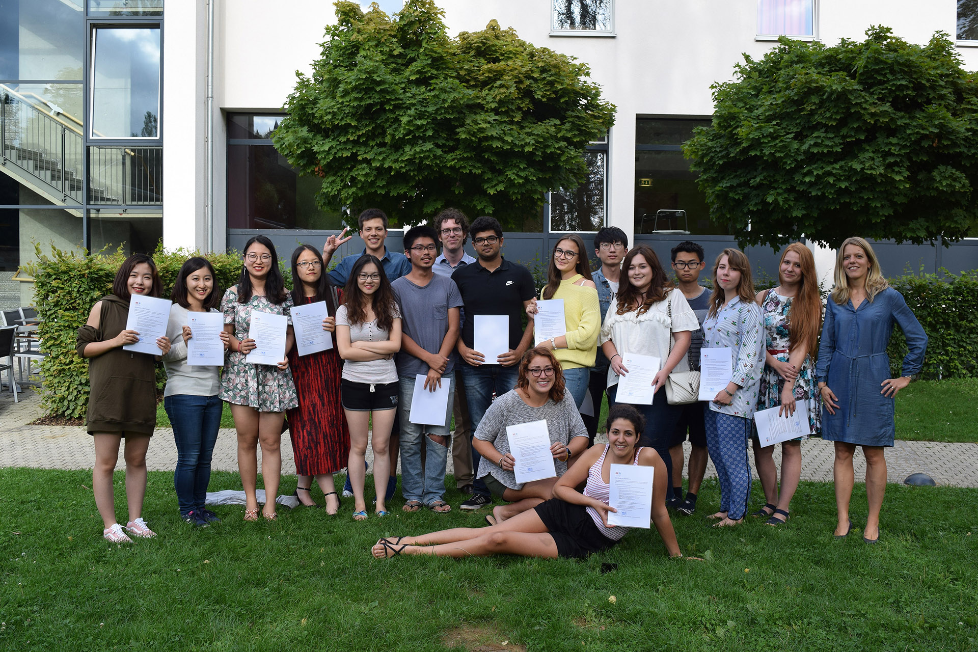 Group shot of ULISS summer school graduates with their diplomas